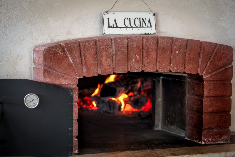 pizzeria-COURMES-min_pizza-oven-1344719